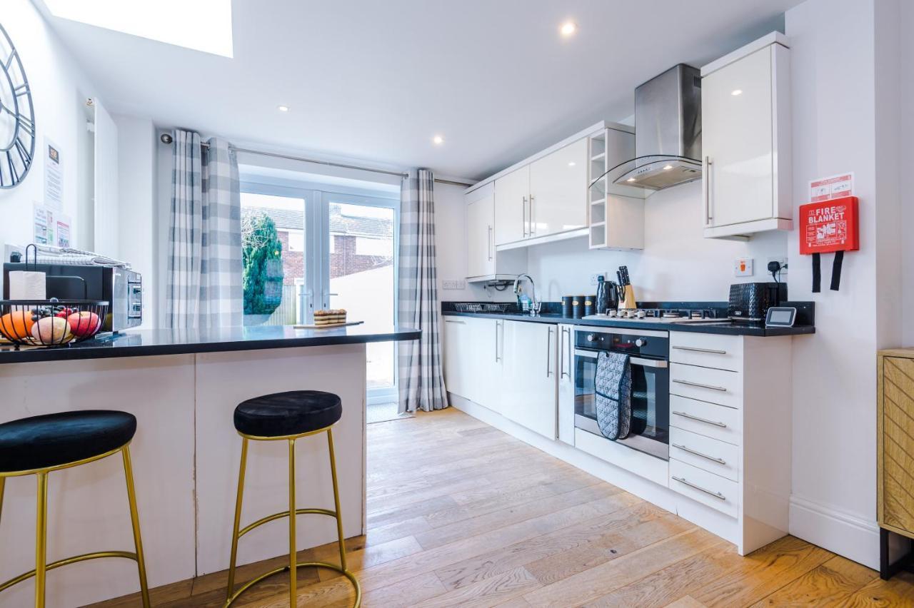 Pristine 2-Bed House In Chester By 53 Degrees Property, Ideal For Families & Small Groups, Great Location - Sleeps 6 Hough Green 外观 照片