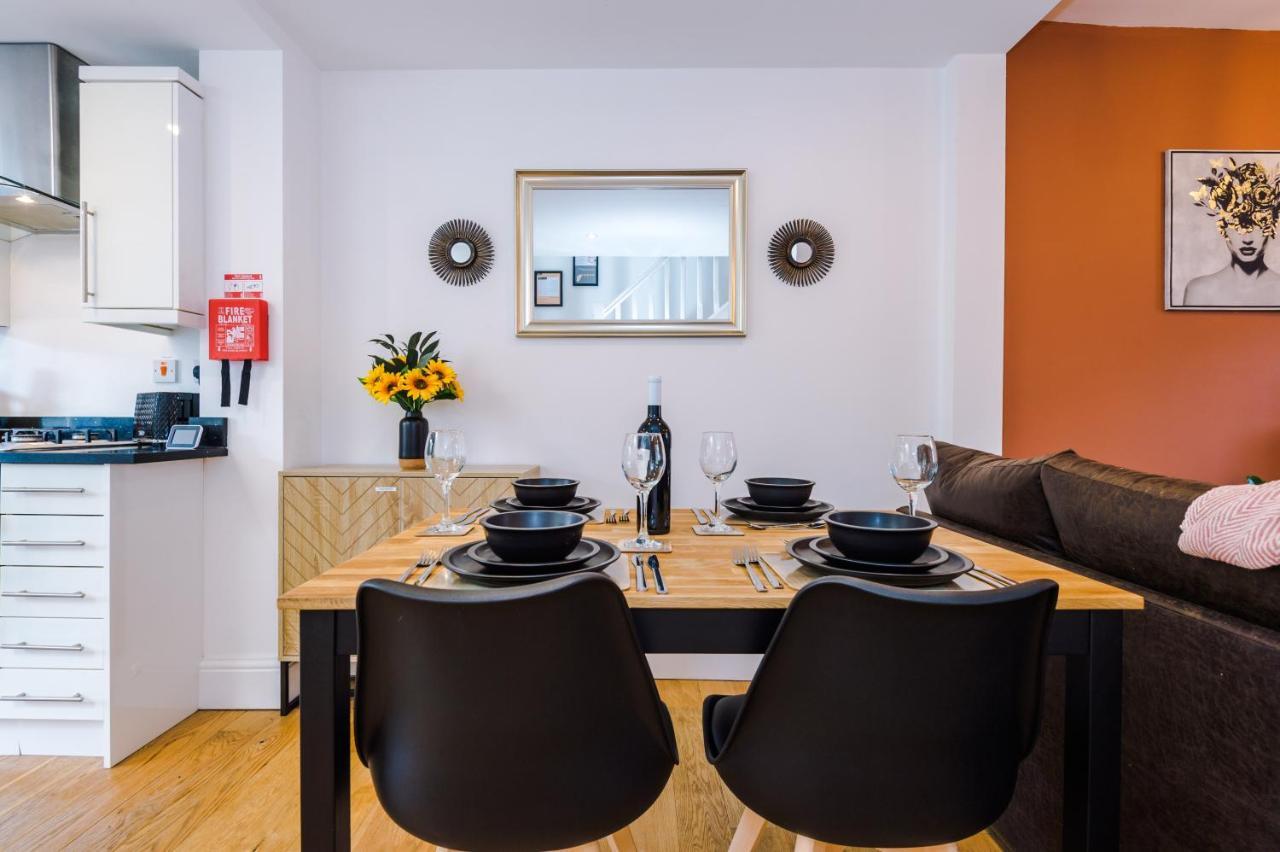 Pristine 2-Bed House In Chester By 53 Degrees Property, Ideal For Families & Small Groups, Great Location - Sleeps 6 Hough Green 外观 照片